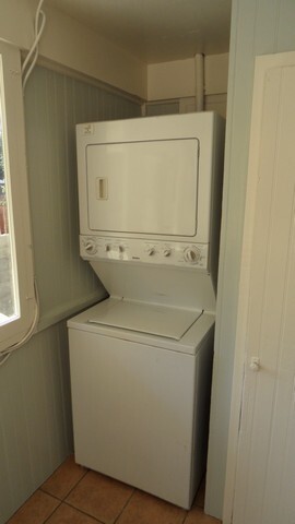 Building Photo - Charming craftsman home located in the hig...