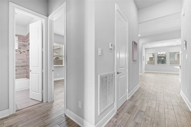 Building Photo - 8938 Intervale St