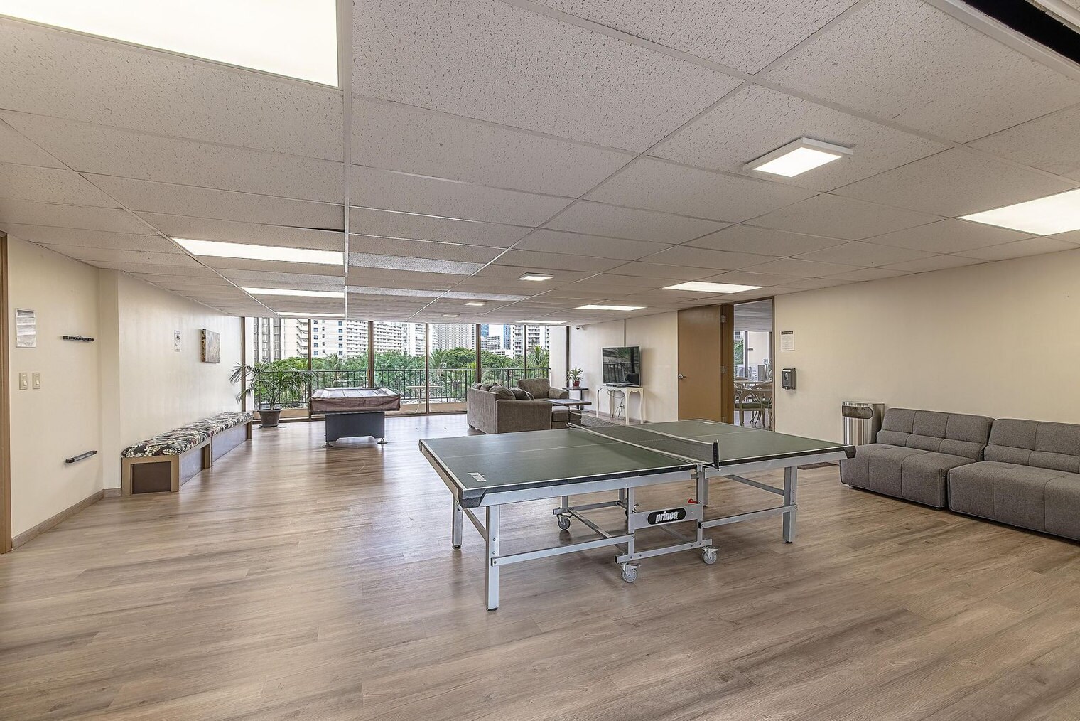 Building Photo - 411 Hobron Ln