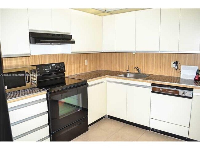 Building Photo - 2500 Parkview Dr