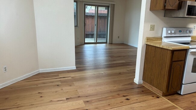 Building Photo - Spacious 3 bed/2 bath condo in Desirable Valley Crest