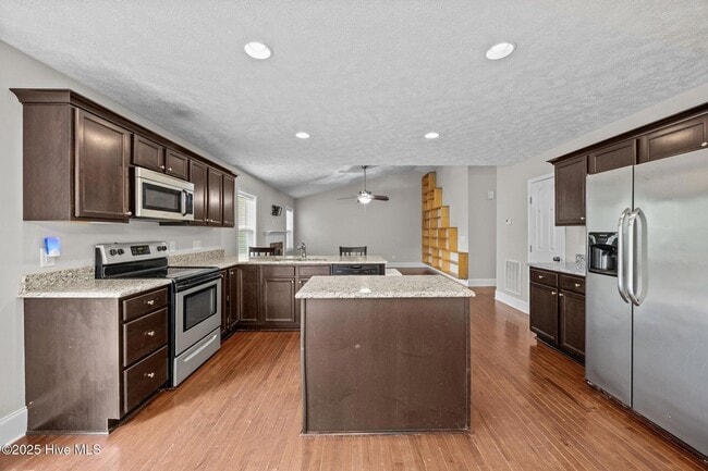 Building Photo - 123 Lightwater Dr
