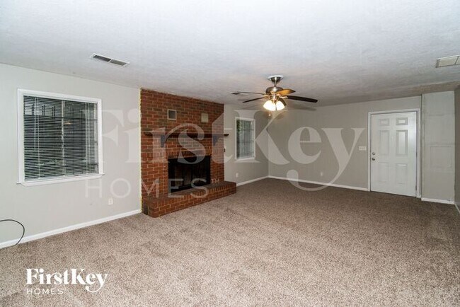 Building Photo - 302 Woodstock Dr SW