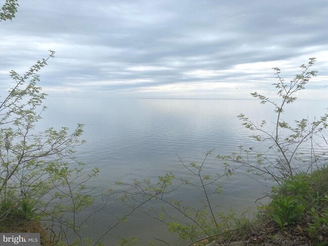 Building Photo - 3550 Bay View Dr