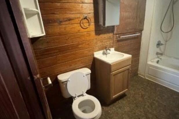 Building Photo - 405 N Burleson St