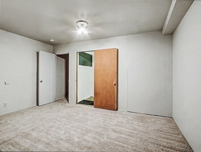 Building Photo - 3213 21st Ave W