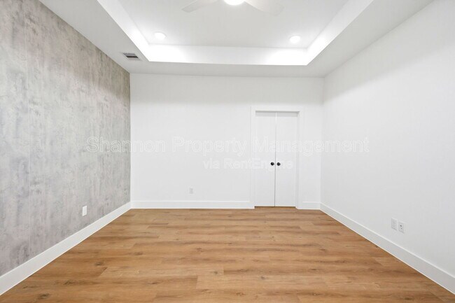 Building Photo - 1307 Bayou St