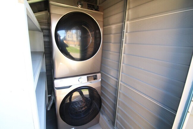 Building Photo - Santa Monica House with Huge Yard on Walking Street Blocks to Beach