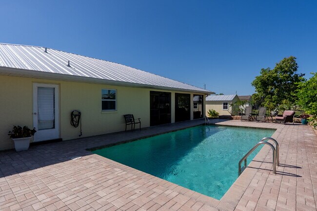 Building Photo - "Spacious 3-Bed Sanctuary with 3.5 Baths in Charming Port Charlotte!"