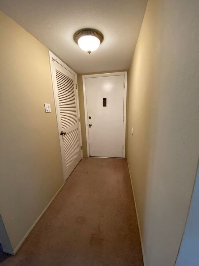 Building Photo - 937L Country Club Dr