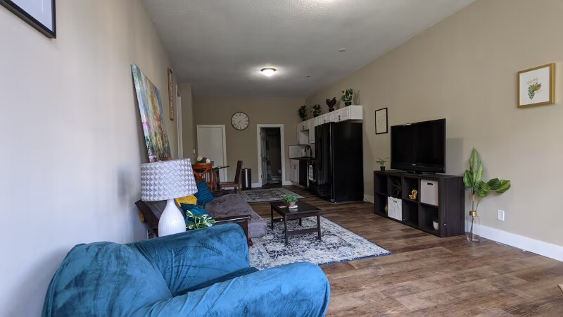 Building Photo - 902-904 W Locust St