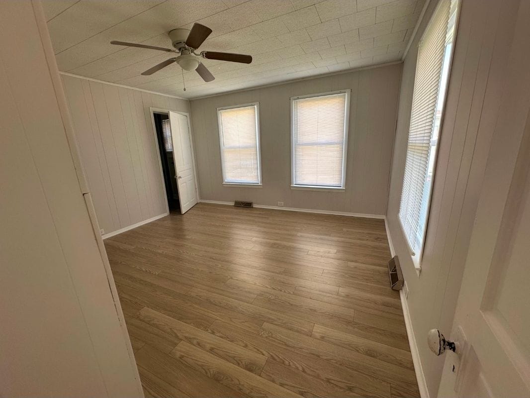 Building Photo - 110 S Valley St