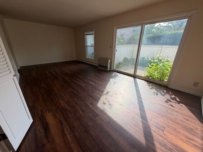 Building Photo - 2BD/1.5BA Beautiful Townhome - Right Near Oakledge Park!