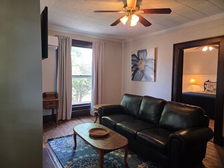 Building Photo - 403 W Flower St