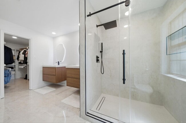 Building Photo - 5610 Court of Lions St