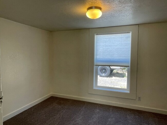 Building Photo - Great 1 Bedroom 1 Bath Cottage-ALL UTITLITES INCLUDED, except Power