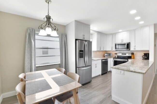 Building Photo - 413 Normandy Ln
