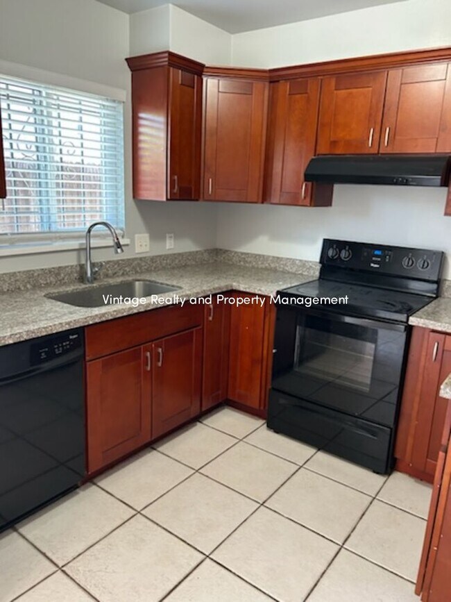 Building Photo - This Updated 2 Bedroom Duplex Is Ready to ...