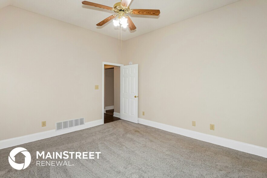 Building Photo - 8260 Clubview Dr