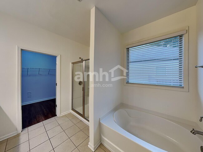 Building Photo - 3021 Golf Creek