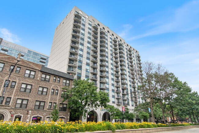Primary Photo - 1250 N La Salle Dr