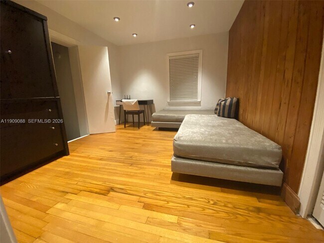 Building Photo - 2379 Overbrook St