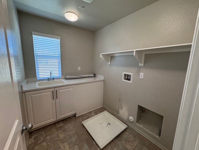 Building Photo - Large Newer Home - 4 Bedroom / 3 1/2 Bath