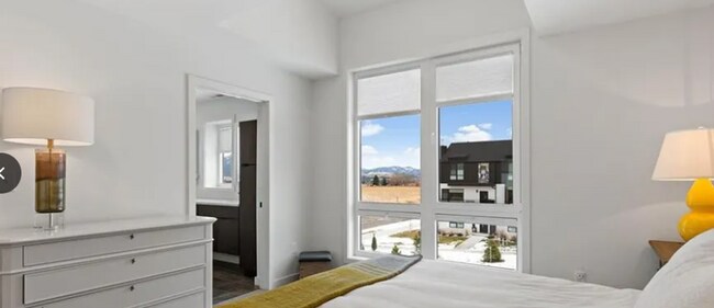 Building Photo - MODERN 3 BEDROOM 3 BATH NEAR CAMPUS