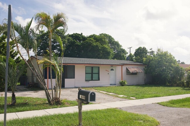 Building Photo - 5649 S 37th Ct