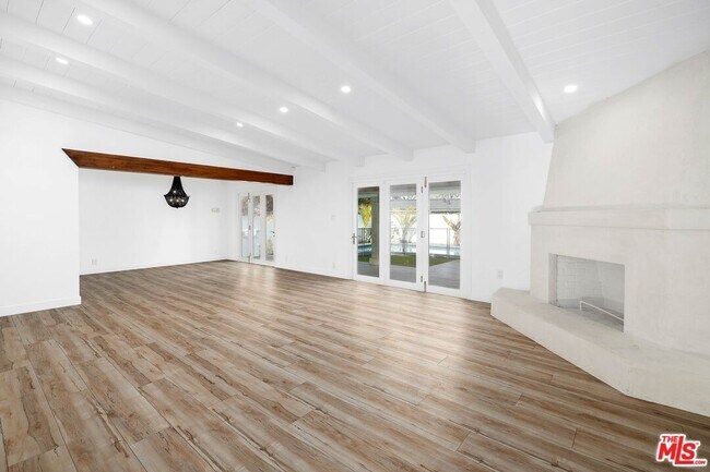 Building Photo - 5614 Ponce Ave
