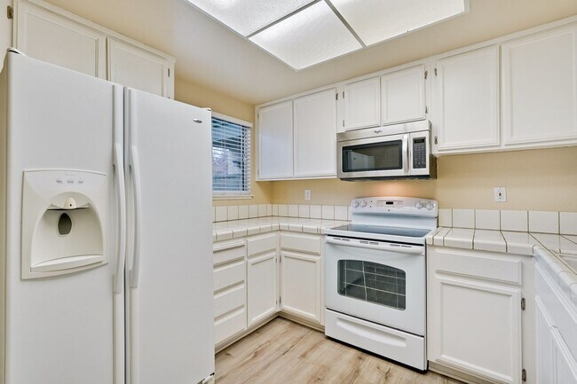 Building Photo - Cute One Bedroom Condo with Central AC and Heat.