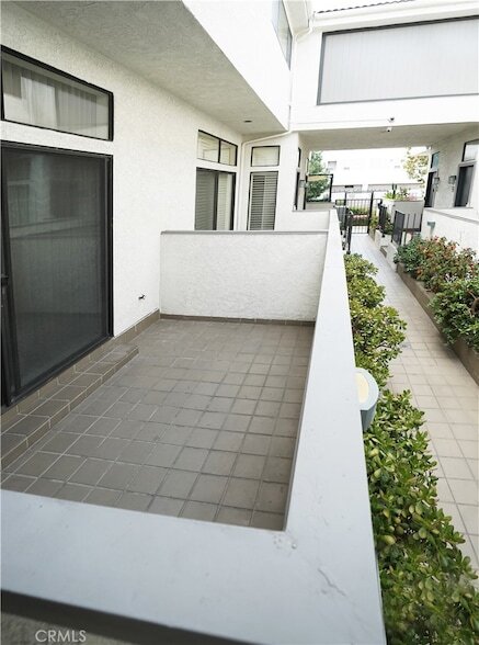 Building Photo - 14025 Riverside Dr