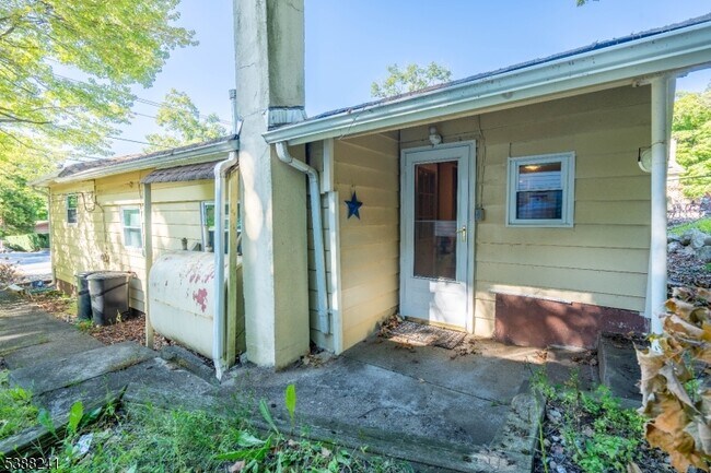 Building Photo - 354 Maxim Dr