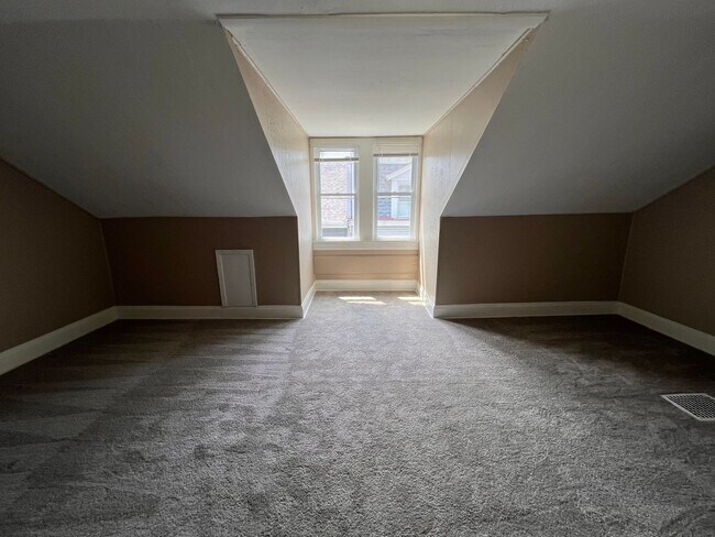 Building Photo - Pittsburgh - 3 Bedroom 1.5 Bathroom - For ...