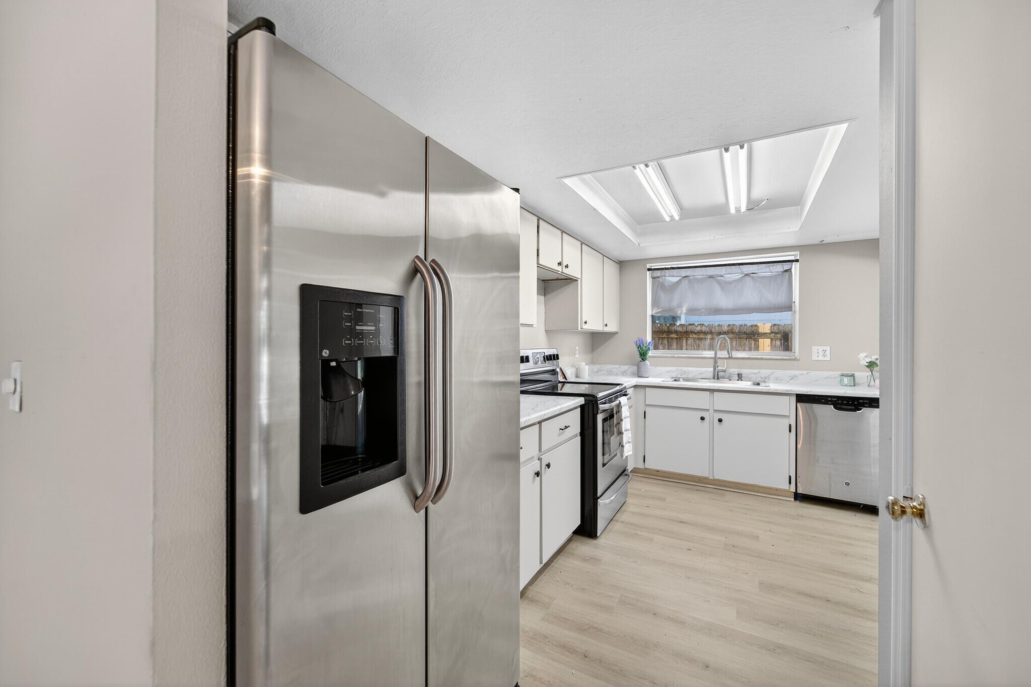 Building Photo - 1712 Village Ct