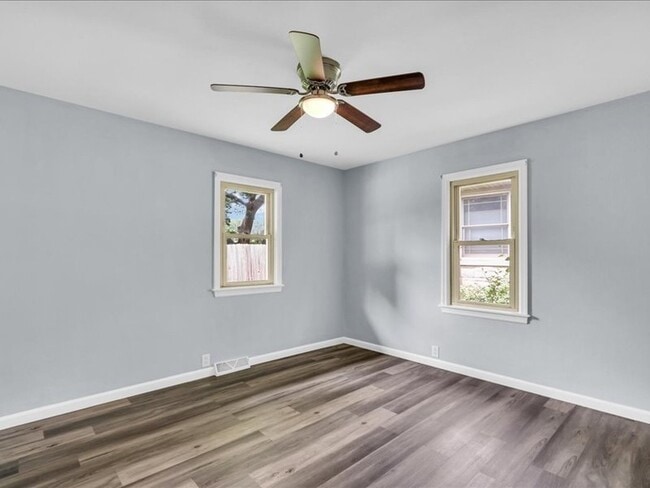Building Photo - 615 Breen Dr
