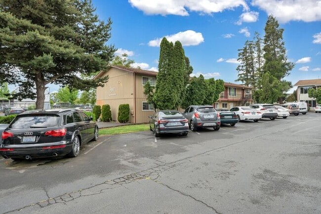 Building Photo - Look no Further, Tyee offers a SUPER 2bed/1bath! Call now for details and a showing!