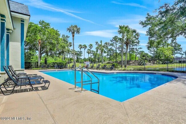 Building Photo - 13703 Richmond Park Dr N