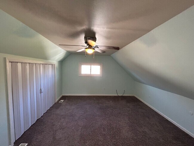 Building Photo - 4 bedroom 2 bath - Levittown