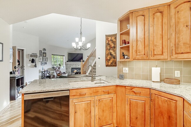 Building Photo - Furnished! Updated 3bed/3bath! 1 car garag...