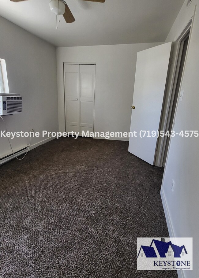 Building Photo - 2 Bedroom/1 Bathroom Apartment on 2nd leve...