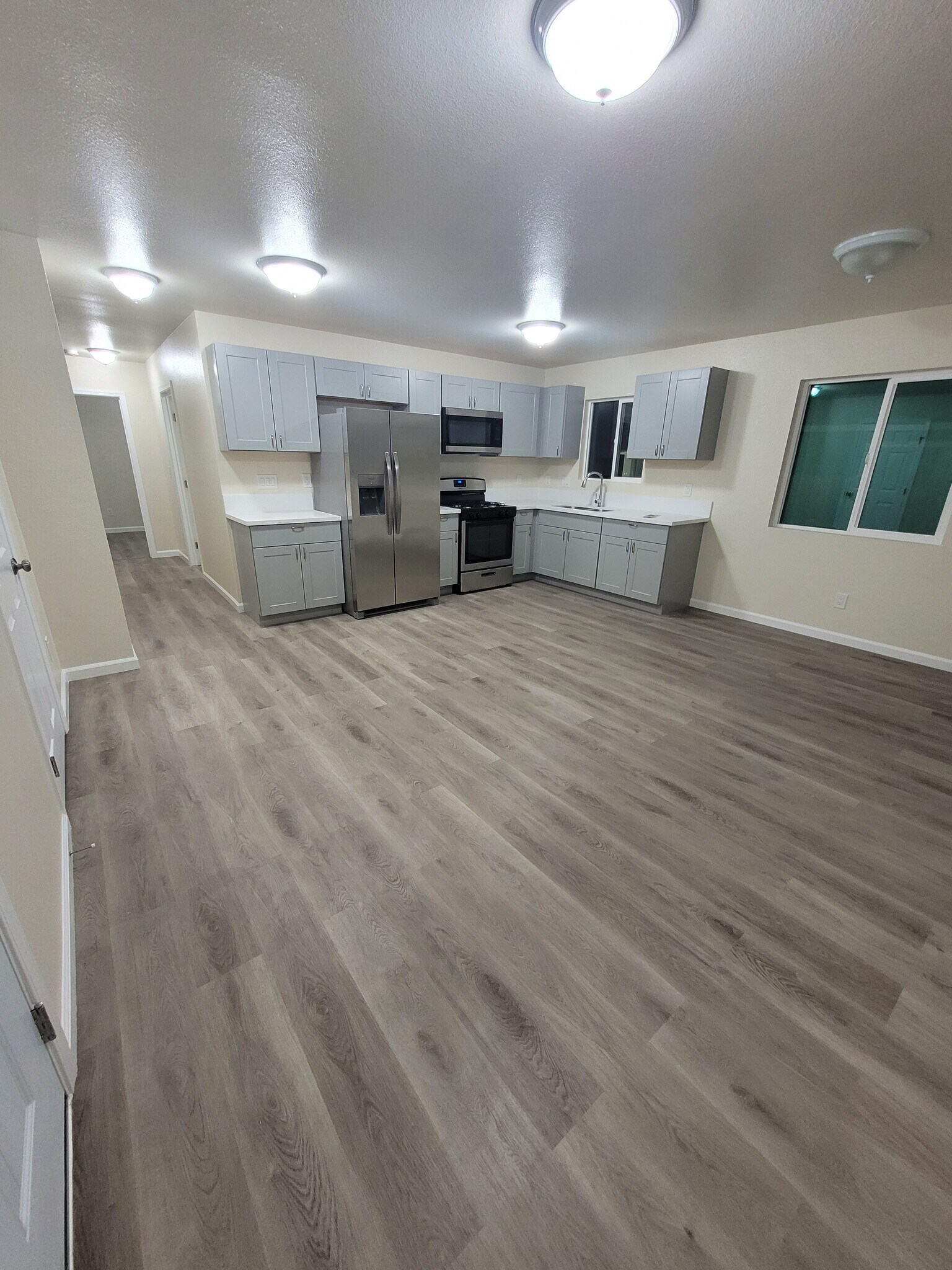 Building Photo - 10702 S Grevillea Ave