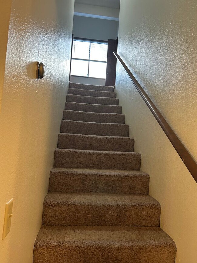 Building Photo - (379) Glenridge Dr. - 2 Bedroom / 1.5 Bathroom - Townhome Duplex