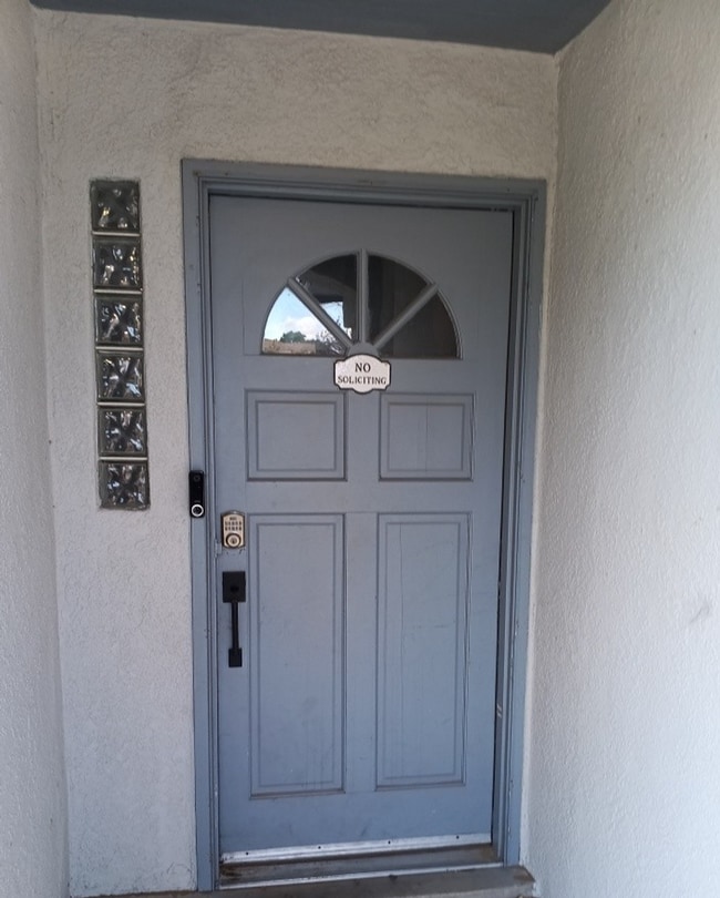 Building Photo - Cozy 4 bedroom, 2.5 bathroom home! Showing...