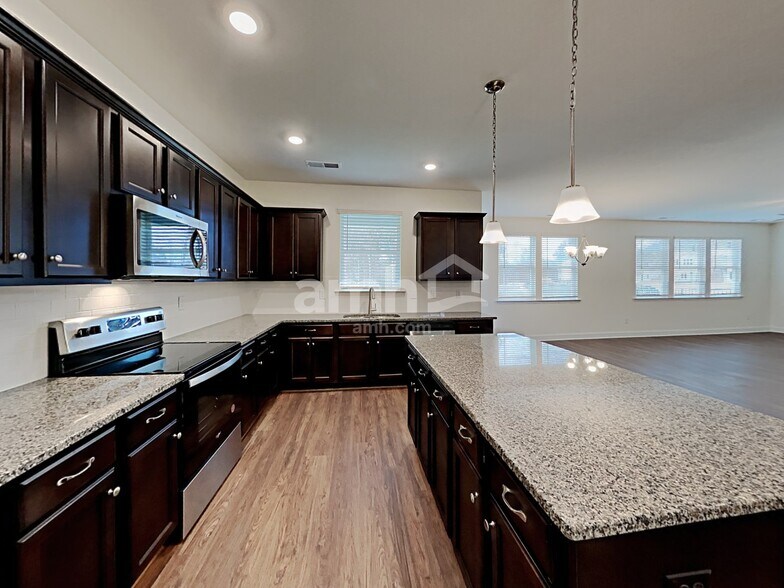 Building Photo - 2121 Johnston Dr