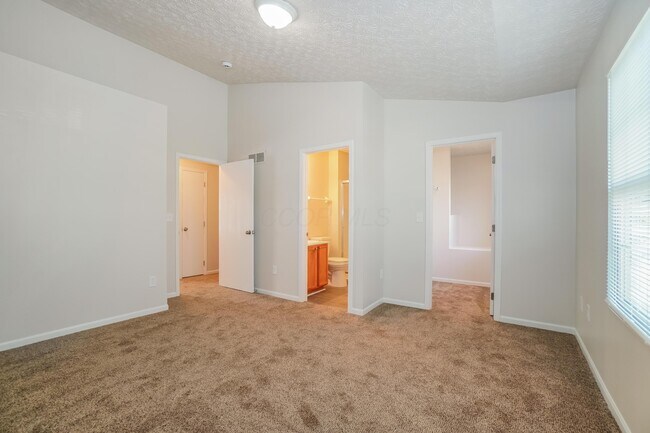 Building Photo - 1852 Meadowlawn Dr