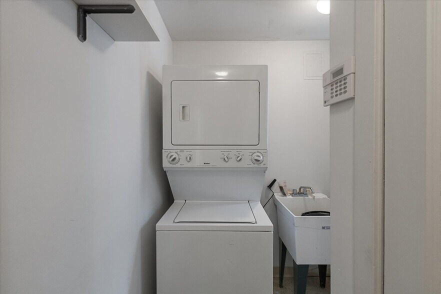 Building Photo - 7216 S South Shore Dr