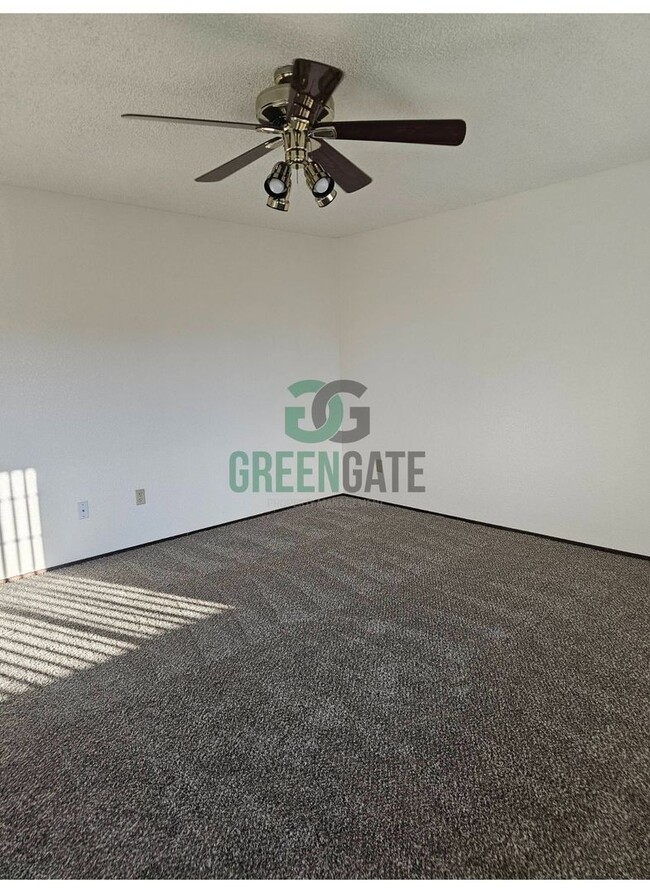 Building Photo - Beautiful 3 BEDROOM 2 BATH HOME IN MODESTO...
