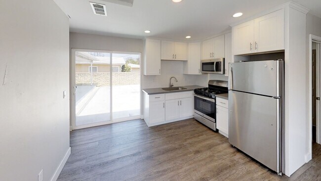 Building Photo - 7BD on Mary Lane! Huge Front Patio, Back Y...