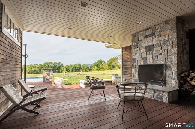 Building Photo - 121 Quaker Hill Rd